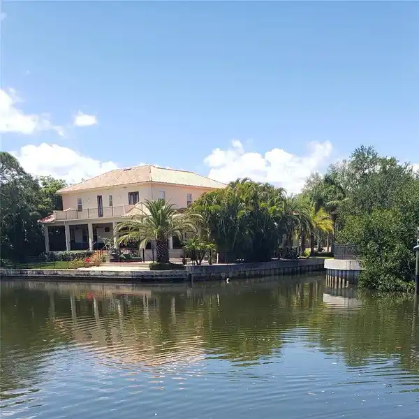 GREAT CANAL-FRONT OPPORTUNITY