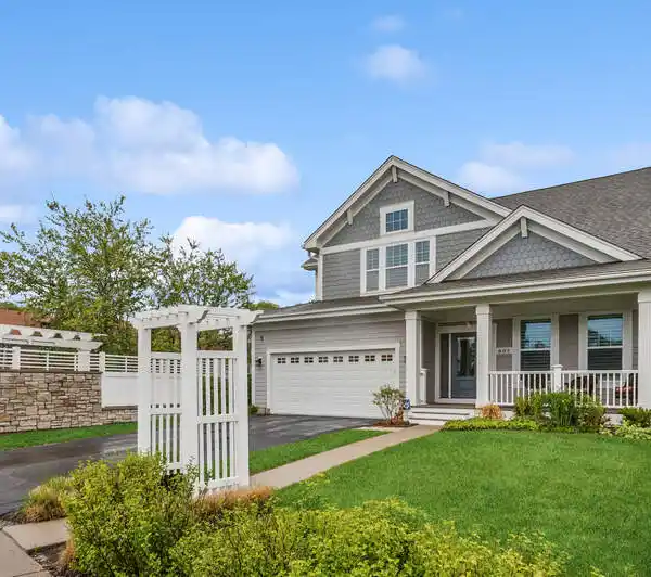 STUNNING OPEN-PLAN HOME IN PRISTINE CONDITION