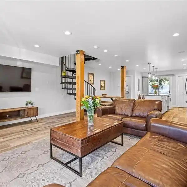 MOUNTAIN CONTEMPORARY TOWNHOUSE WITH SKI AREA VIEWS