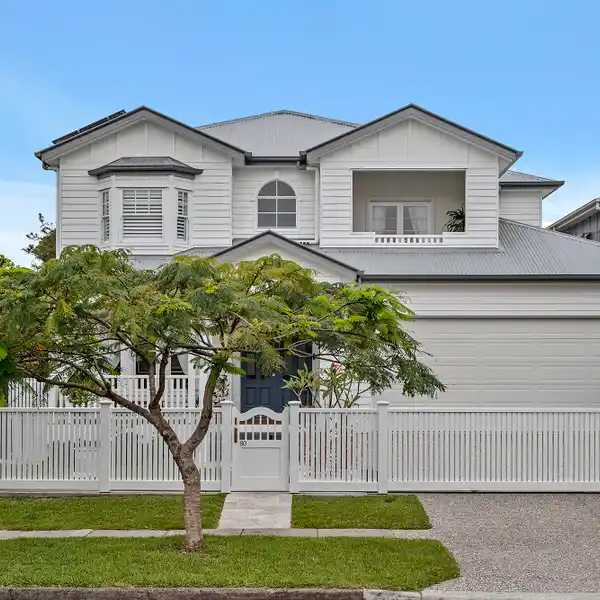 EXTRAORDINARY FAMILY LIVING IN BULIMBA