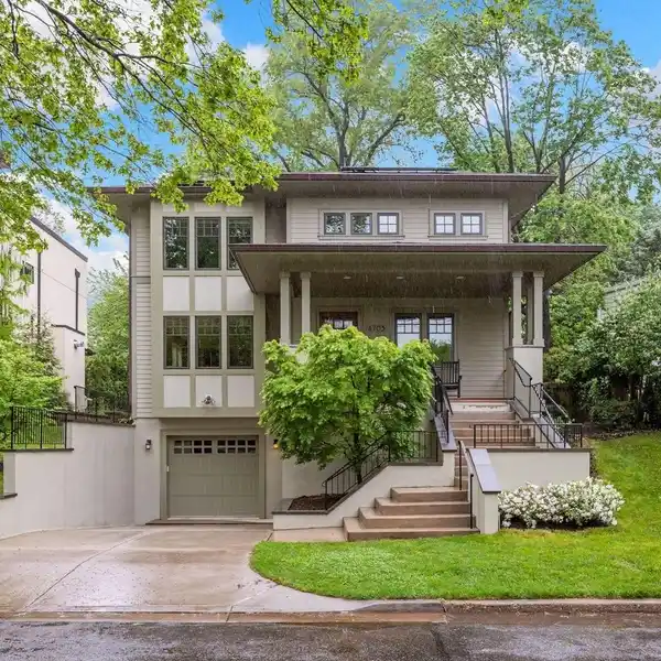 ENERGY-EFFICIENT ARTS & CRAFTS GEM WITH ELEVATOR