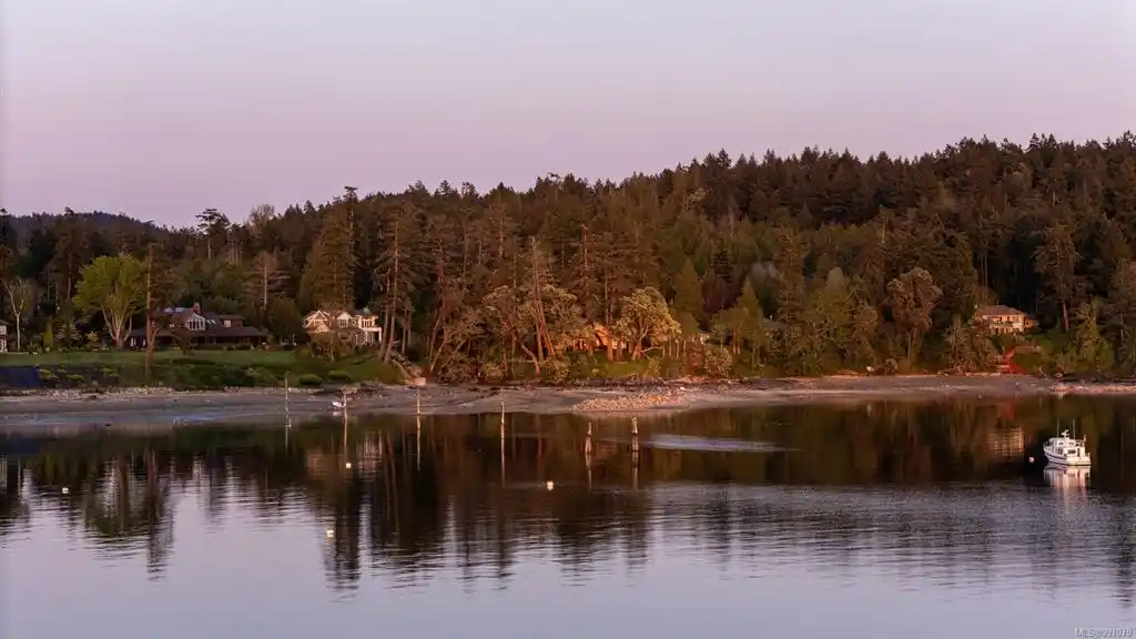 Spectacular Waterfront Rancher