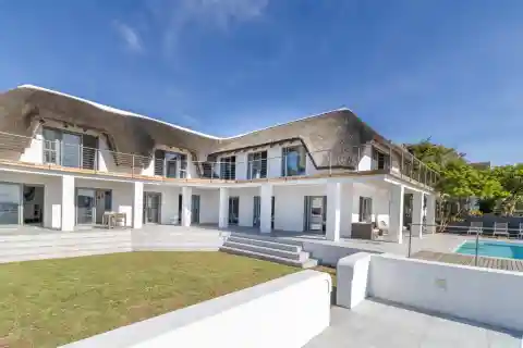 Newly Renovated Home Blending Luxury and Comfort