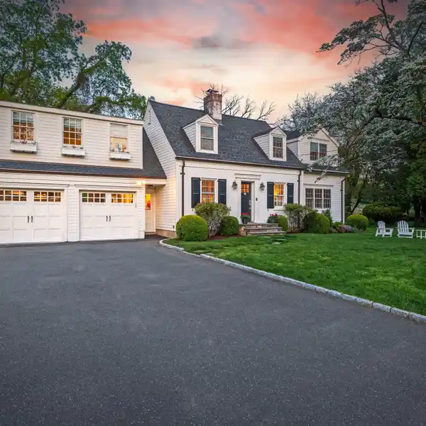 CHARMING COMPLETELY TURNKEY CAPE
