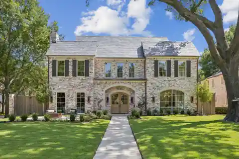 Transitional Home in the Fairway of University Park
