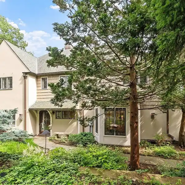 TIMELESS ENGLISH MANOR BY THE SEA