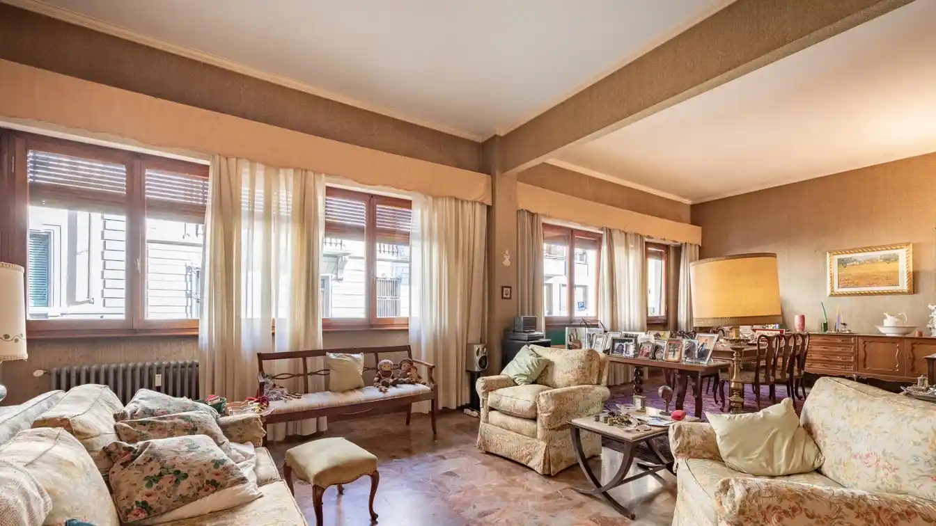 Large Raised Ground Floor Apartment