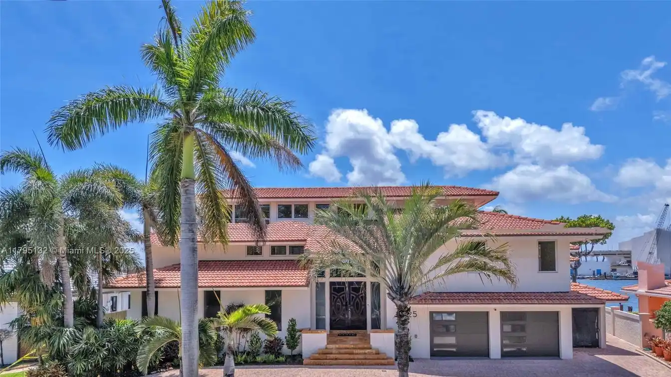 Waterfront Elegance and Comfort in Harbour Inlet