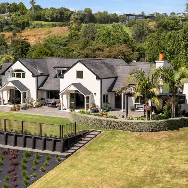 ARCHITECTURALLY DESIGNED EXECUTIVE COUNTRY HOME