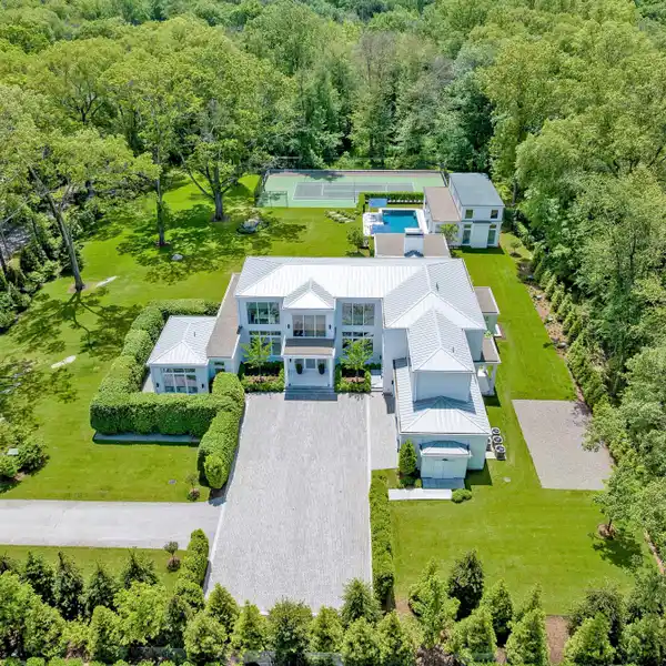 ULTRA-LUXE CONTEMPORARY ESTATE ON 5.5 GATED ACRES