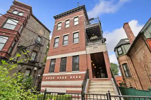 Stunning Extra Wide Duplex Down in Lincoln Park