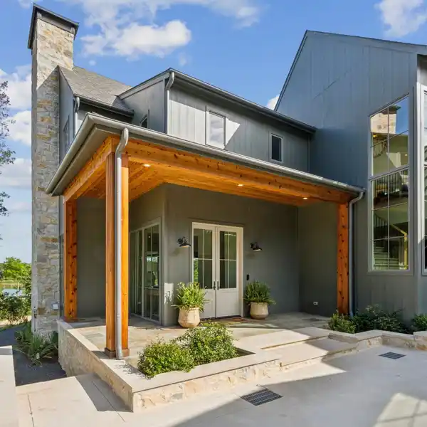 LUXURY AND COMFORT ON AN OVERSIZED LAKE LOT