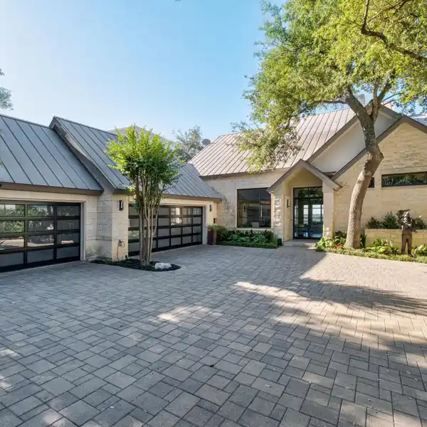 PANORAMIC VIEW RESIDENCE PERCHED ATOP SHEPHERD MOUNTAIN