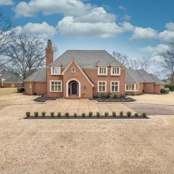 SPACIOUS HOME ON OVER AN ACRE IN THE HIGHLANDS