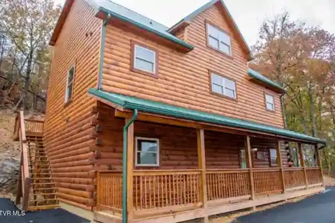 New Cabin in a Unique Development