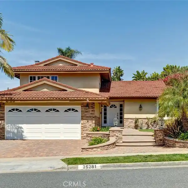 WELL-MAINTAINED HOME IN THE HEART OF LAGUNA HILLS