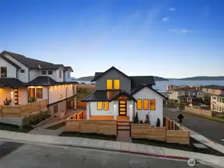 Modern Elegance Overlooking Commencement Bay