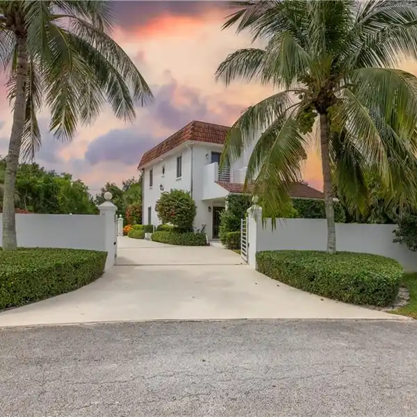 DISTINCTIVE HOME ON A FAMOUS DRIVE