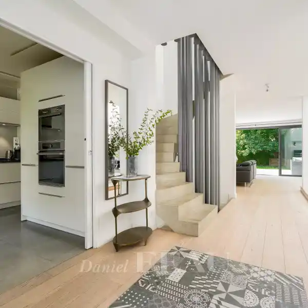 BEAUTIFULLY APPOINTED NEWER PROPERTY