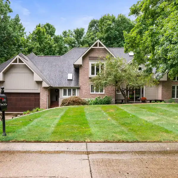ARCHITECT-DESIGNED GEIST OASIS WITH STUNNING VIEWS