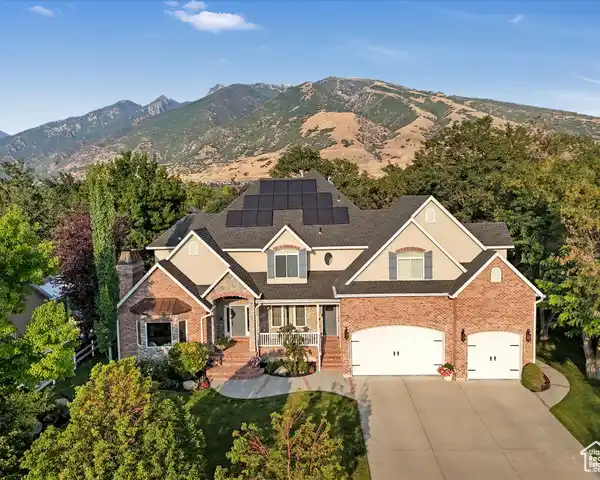 REFINED ELEGANCE IN A PRESTIGIOUS LOCATION