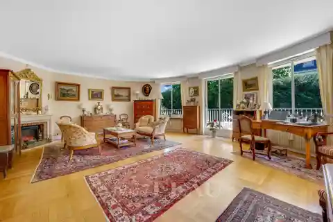 Classic Mid-century Apartment with Great Layout