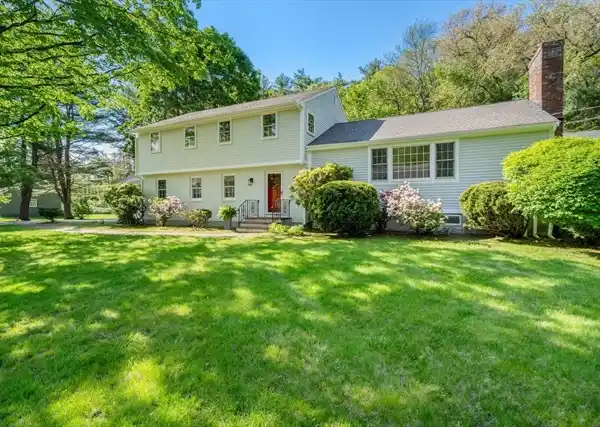 BRIGHT AND CHARMING COLONIAL WITH A FUNCTIONAL LAYOUT