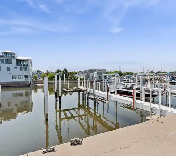 LAKEFRONT OFFERING IN THE EXCLUSIVE DUNEWOOD ASSOCIATION