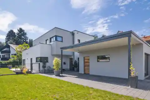 Architecture Meets View - Stylish New Building with Unobstructed Views