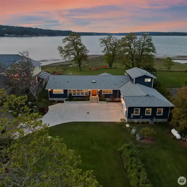 REFINED WATERFRONT SANCTUARY