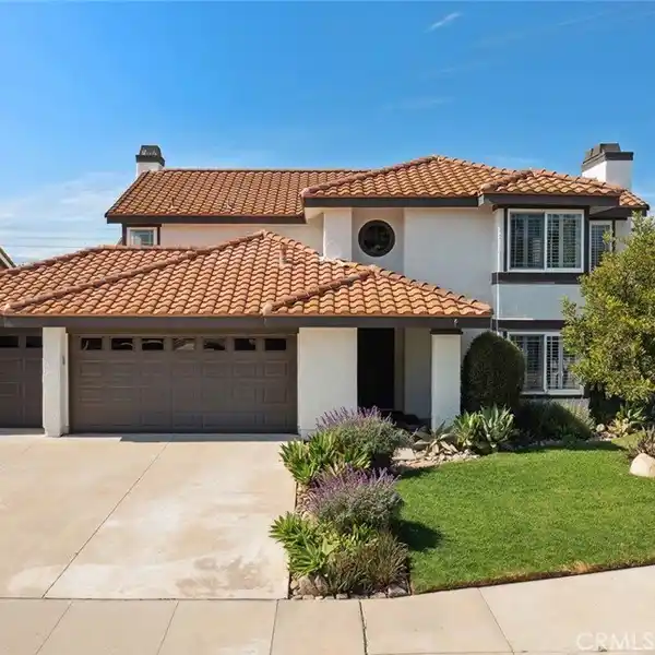 MODERN LIVING MEETS TIMELESS CHARM AND LUXURY