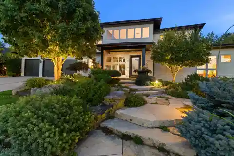 Gorgeous Contemporary Home at One with Nature