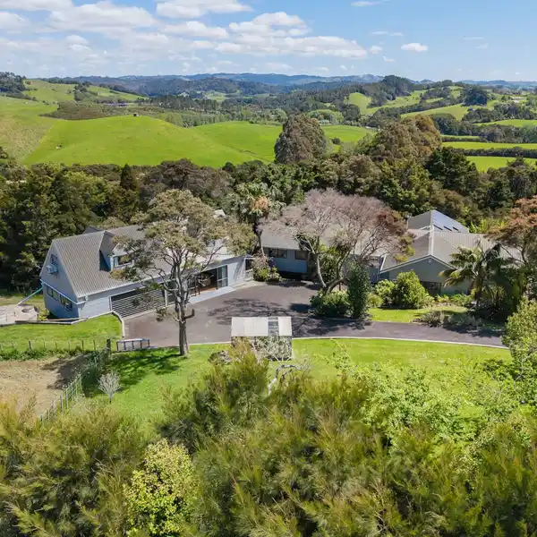 DUAL DWELLINGS ON PEACEFUL PRIVATE ACREAGE