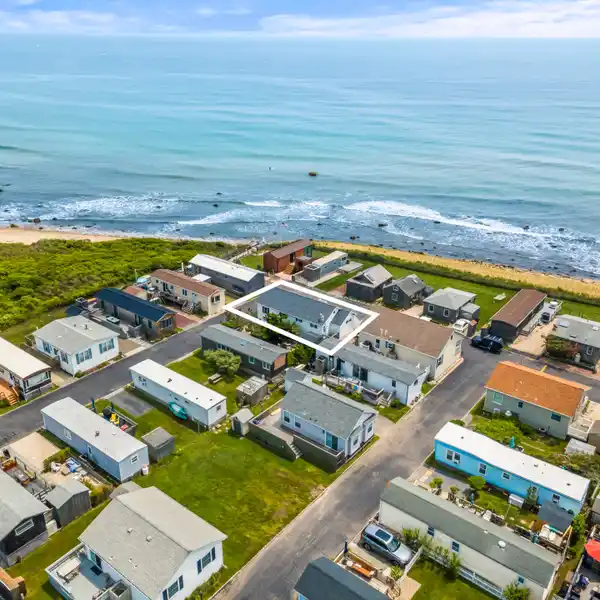 BEACHSIDE RETREAT WITH PRIVATE BEACH ACCESS