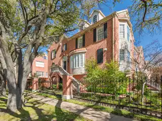 Updated Townhouse in the Townes of Highland Park