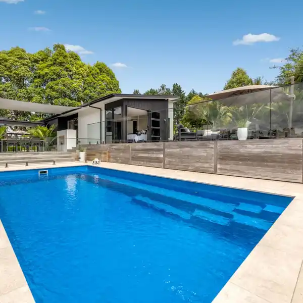 SPACIOUS MODERN COUNTRY HOME