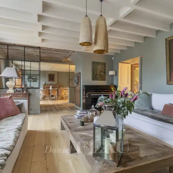BEAUTIFUL BLEND OF CLASSIC AND CONTEMPORARY