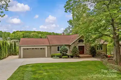 Special Lakefront Setting