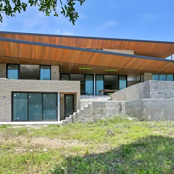 NEW CONSTRUCTION WITH A WARM AMBIANCE