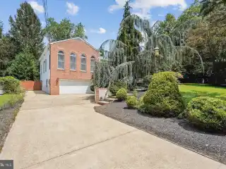 Contemporary Lakewood Estates Home with Large Addition