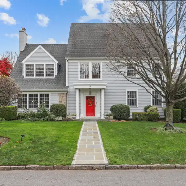 GLAMOROUS COLONIAL HOME WITH LIGHT-FILLED SPACES