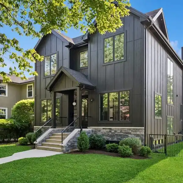 STUNNING MODERN FARMHOUSE IN IDEAL LOCATION