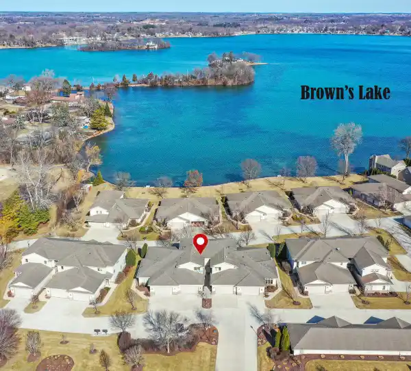 SIMPLY STUNNING BROWNS LAKE TOWNHOUSE