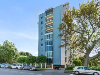 Corner Oakridge Apartment