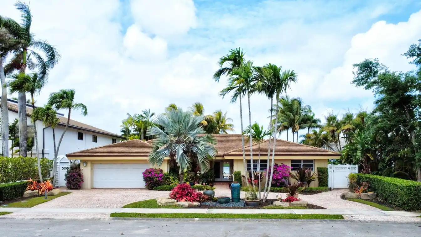 Tropical Paradise in the Lakes of Emerald Hills