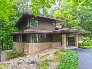 Prairie-Style Home in a Serene Setting in the Kettle Moraine