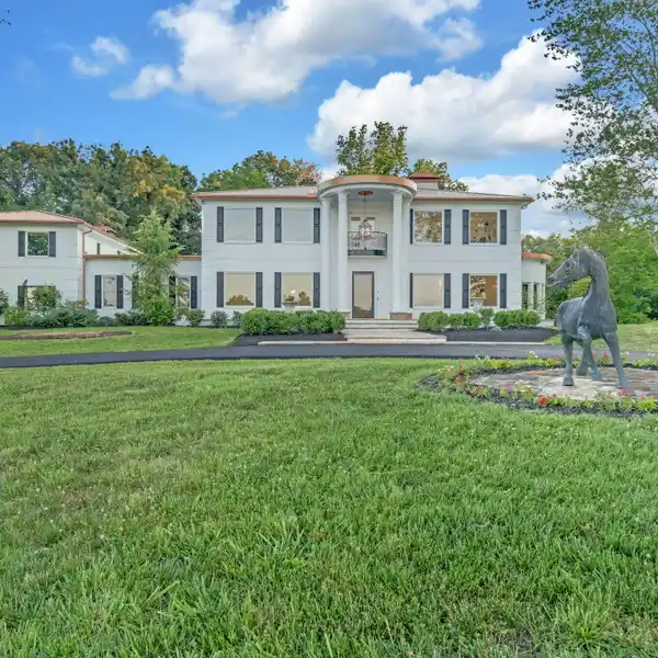 SOUTHERN CHARM MEETS MODERN LUXURY ON CLINCH RIVER