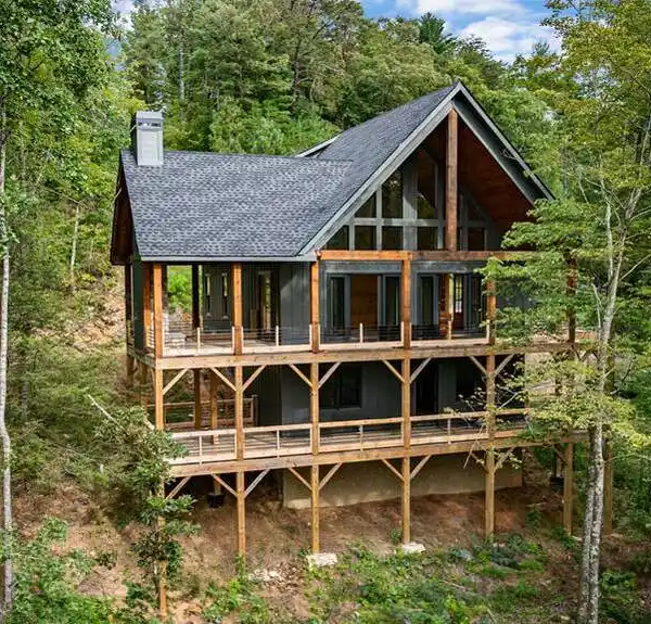 MODERN MOUNTAIN ESCAPE WITH PANORAMIC VIEWS AND CHARM