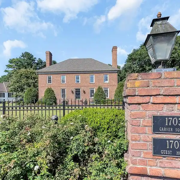 STUNNING ESTATE WITH PRIVATE GUEST COTTAGE
