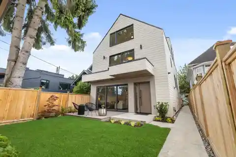 Stylish Half Duplex in a Vibrant Neighborhood